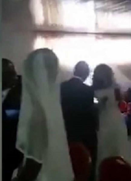 بالفيديو ..  امرأة تفاجأ رجل اثناء حفل زفافه مرتدية فستان زفاف