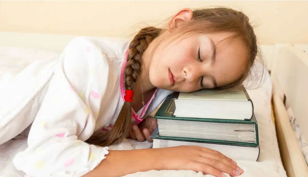 النوم أكثر يرفع الدرجات ..  دراسة تكشف مفاجأة للطلاب  