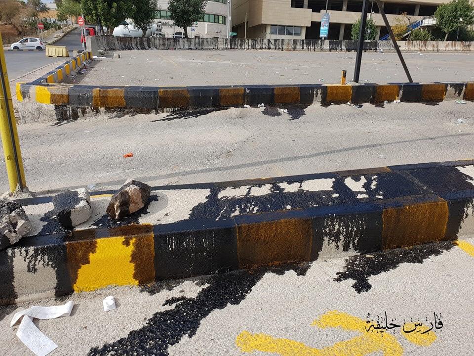 بالصور  ..  مجهولون يسكبون زيوتا في موقع اعتصام الدوار الرابع