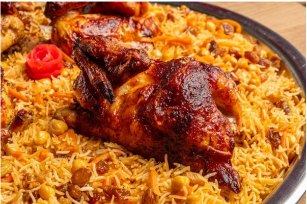 جربي الأرز البخاري بالدجاج بنكهاته المميزة، خاصة مع توابل الكركم التي تضفي طعماً لا يُقاوم