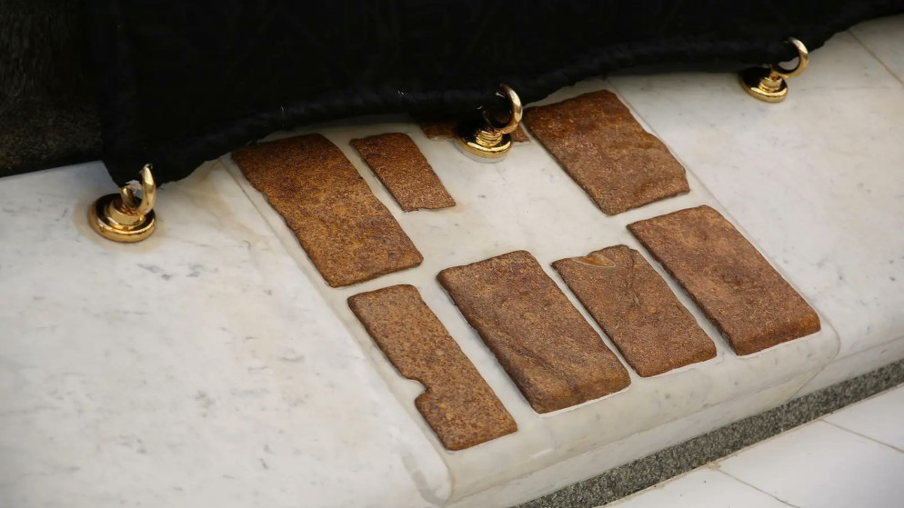 قطع "المَعجَن" في شاذروان الكعبة ..  شواهد تاريخية نادرة توثّق مراحل عمارة البيت العتيق