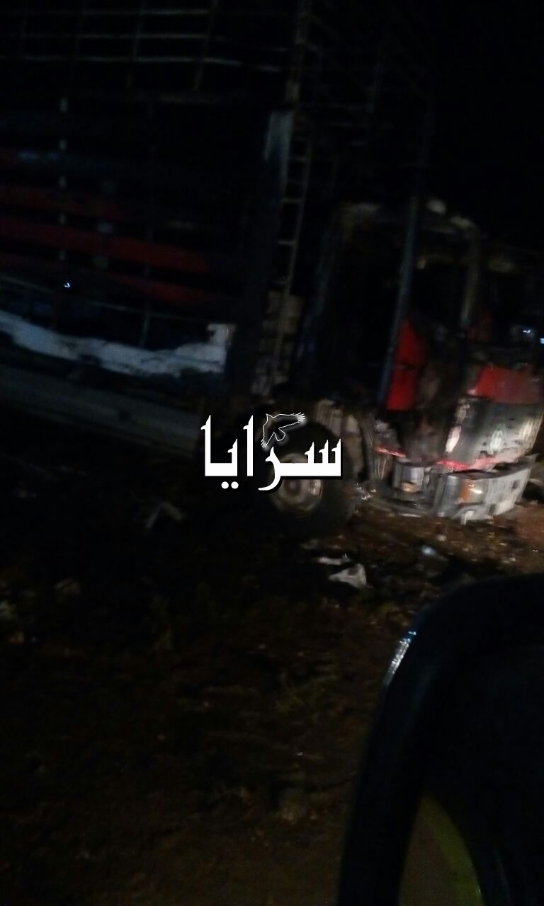 بالفيديووالصور  ..  الأغوار الشمالية: احتراق مركبة محملة بصناديق بولسترين