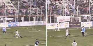 بالفيديو ..  هدف طريف للاعب كرة قدم 