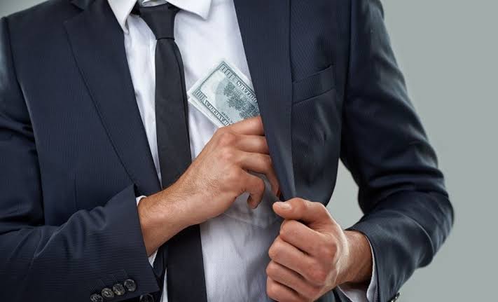 بلدية الأزرق تفتح تحقيقًا بشبهة اختلاس عشرات الآلاف من إيرادات مجمعات على حدود العمري - تفاصيل 