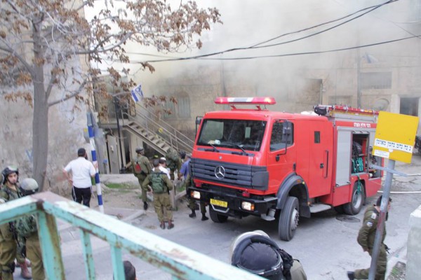 الخليل : احراق الحاجز العسكري على مدخل شارع الشهداء " صور "