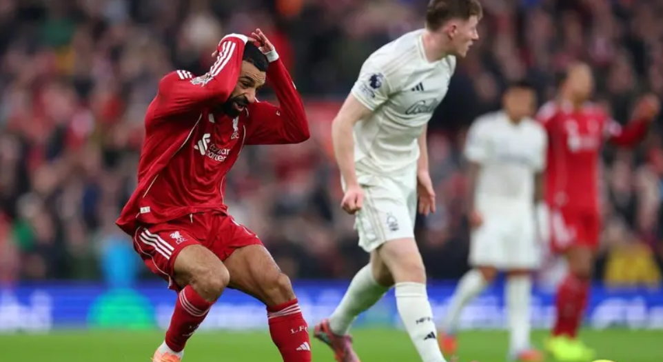 لاعب ليفربول: صلاح يخلق المشاكل ..  ألا يعرف "الباب"؟