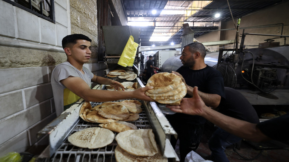 "الأغذية العالمي": عدد قليل من مخابز جنوب غزة ووسطها تستأنف إنتاج الخبز    