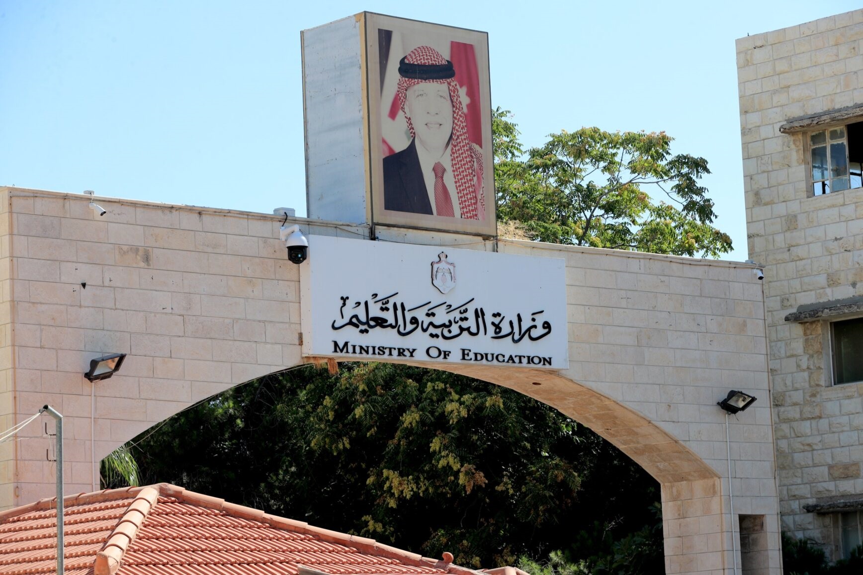 "سقطت من الطابق الثالث داخل مدرستها" ..  والد طالبة (توجيهي) بالعقبة يطالب "وزارة التربية" بتأمين حقوق ابنته ومحاسبة المقصرين