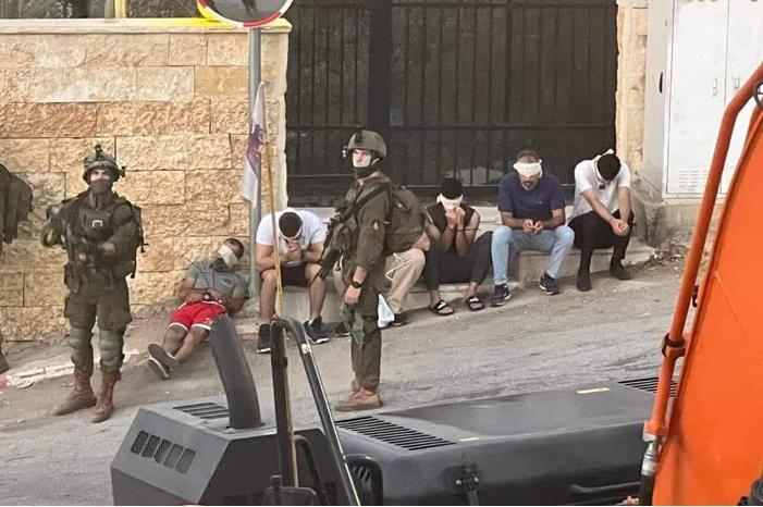 الاحتلال يعتقل 13 فلسطينيا من رام الله معظمهم أسرى محررون
