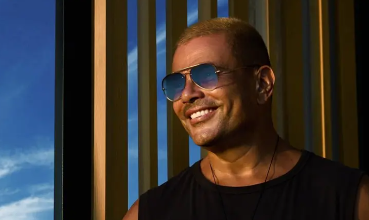 "عمرو ..  حيث هناك وحده" ..  قصة حياة عمرو دياب يكتبها إبراهيم عيسى