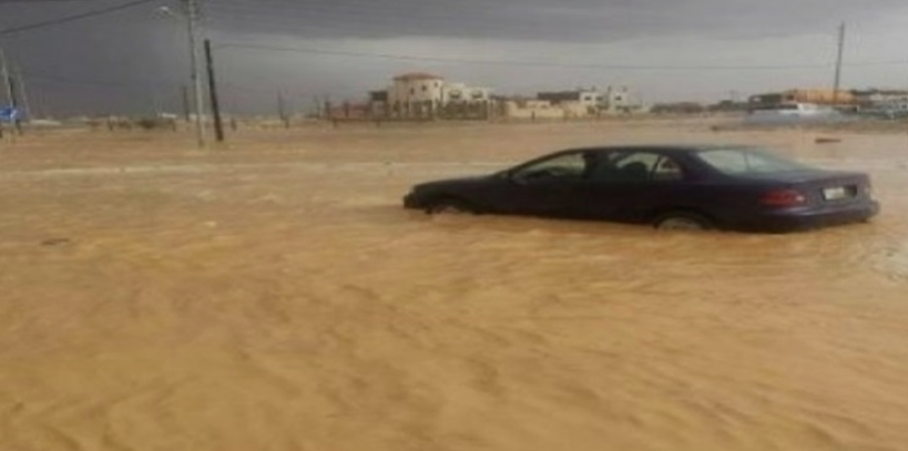 انقاذ شخص جرفت مياه الأمطار مركبته بالزرقاء