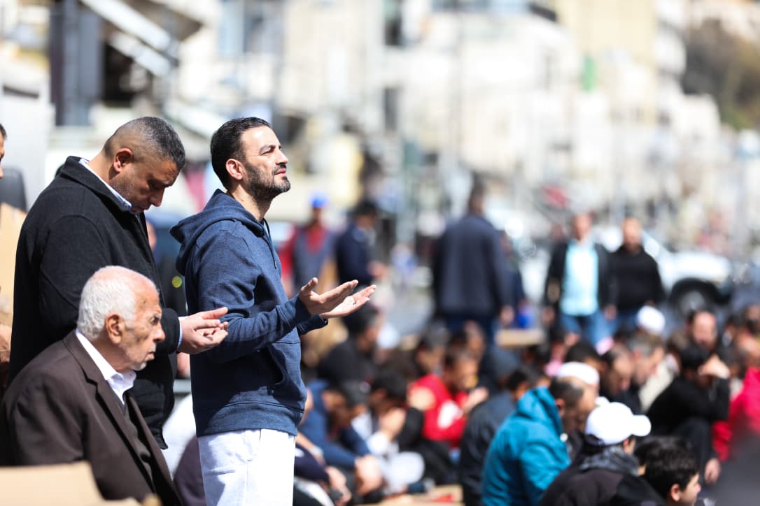 وداع رمضان .. ألسنة تلهج بالدعاء وقلوب تتفطر على أمل اللقاء 