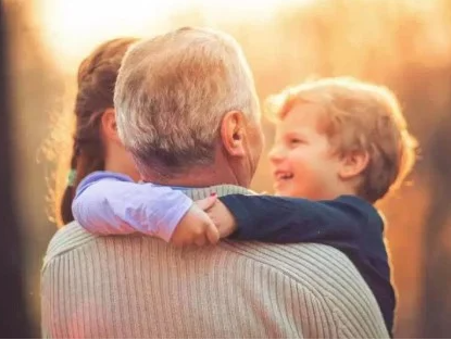 حجب أبناءه عن رؤية والديه لهم، فهل من نصيحة لهذا الابن؟