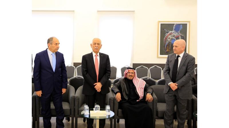 مندوبا عن الملك وولي العهد ..  العيسوي يعزي عشيرة النسور