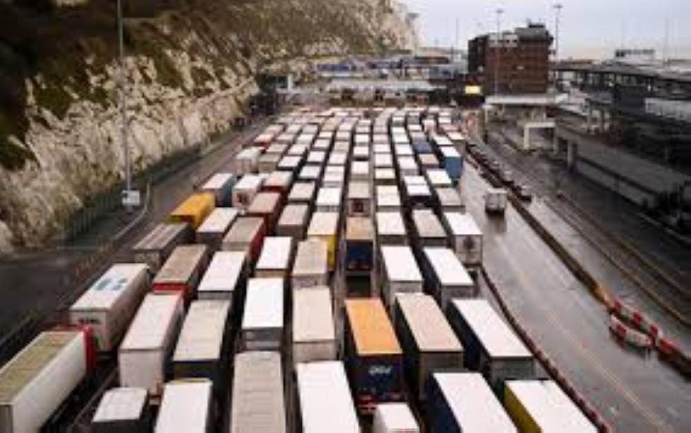بريطانيا: تكدس الشاحنات في ميناء دوفر بسبب الحظر الفرنسي