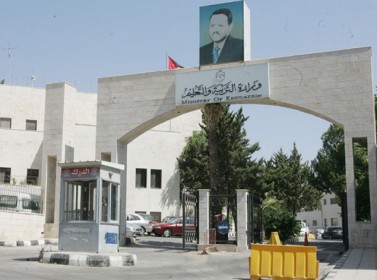 صرف مستحقات مراقبي ومصححي التوجيهي الأربعاء