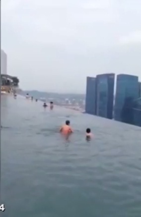 بالفيديو .. من لديه الجرأة للسباحة باخطر مسبح في العالم