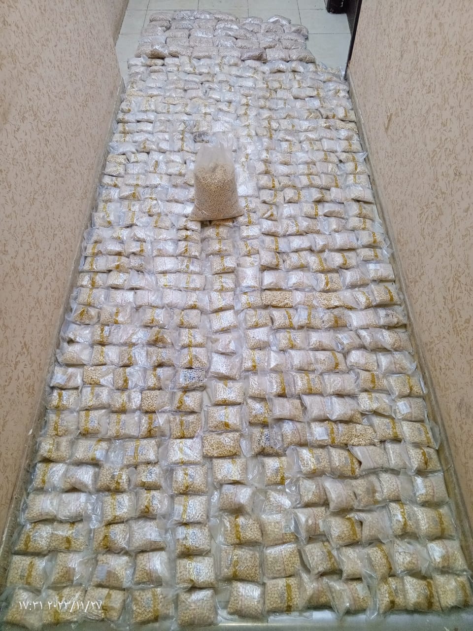 بالصور  ..  ضبط (565) ألف حبة كبتاجون في شاحنة قادمة عبر حدود جابر