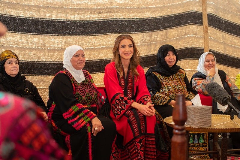 بالفيديو  ..  شاهد كيف استقبل البلقاوية الملكة رانيا