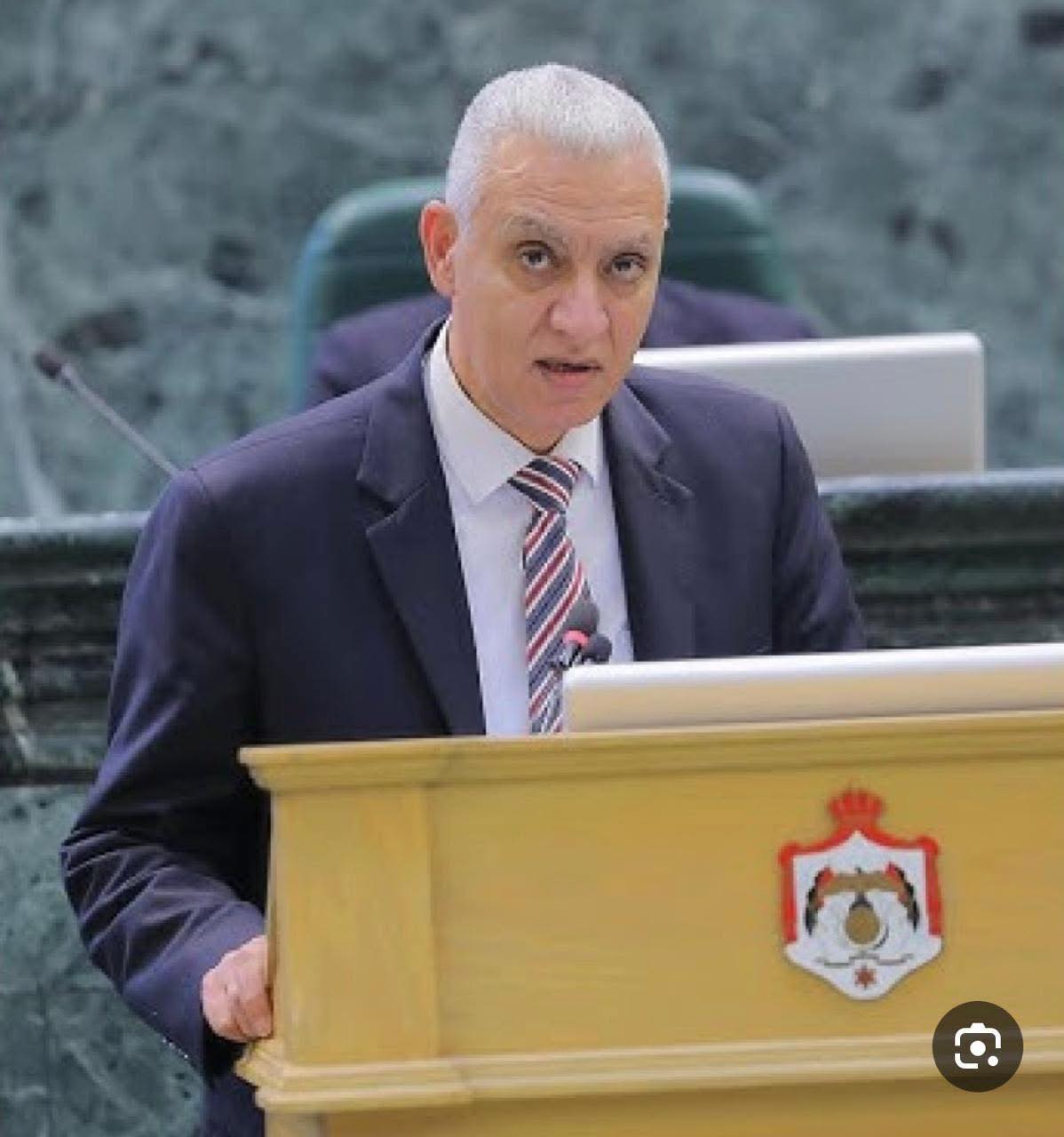 العموش ينتقد دمج وزارتي التربيه والتعليم العالي  ..  الحكومه بدأت بأهم وزارتين وتركت الهيئات 