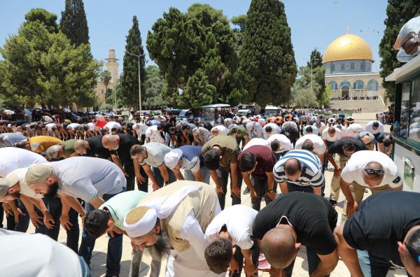 60 ألفا يؤدون صلاة الجمعة في الأقصى