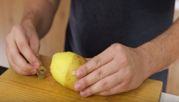 حيلة بسيطة لتقشير البطاطا المسلوقة بسهولة وسرعة