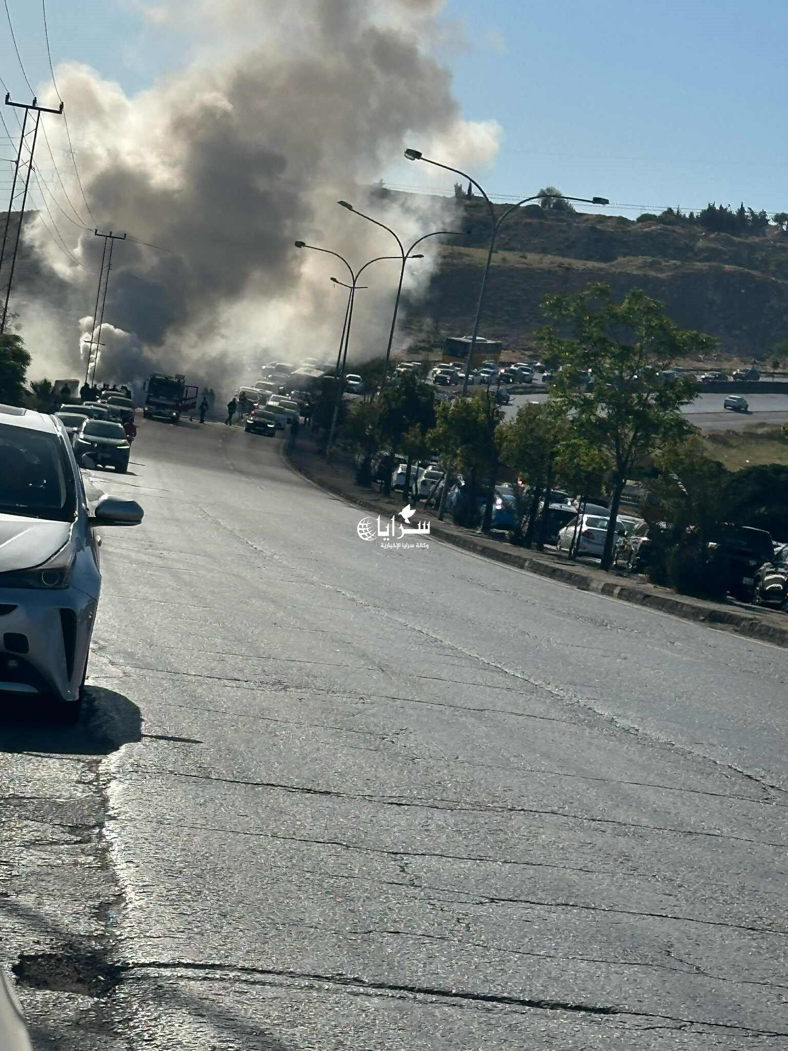 بالفيديو ..  حريق مركبة في شارع الأردن يتسبب بازدحام مروري خانق