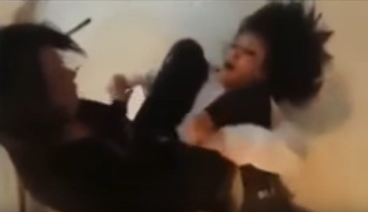 بالفيديو  ..  فتاة تعتدي بالضرب على اخرى و تحاول نزع ملابسها لتصويرها عارية وسط الشارع 