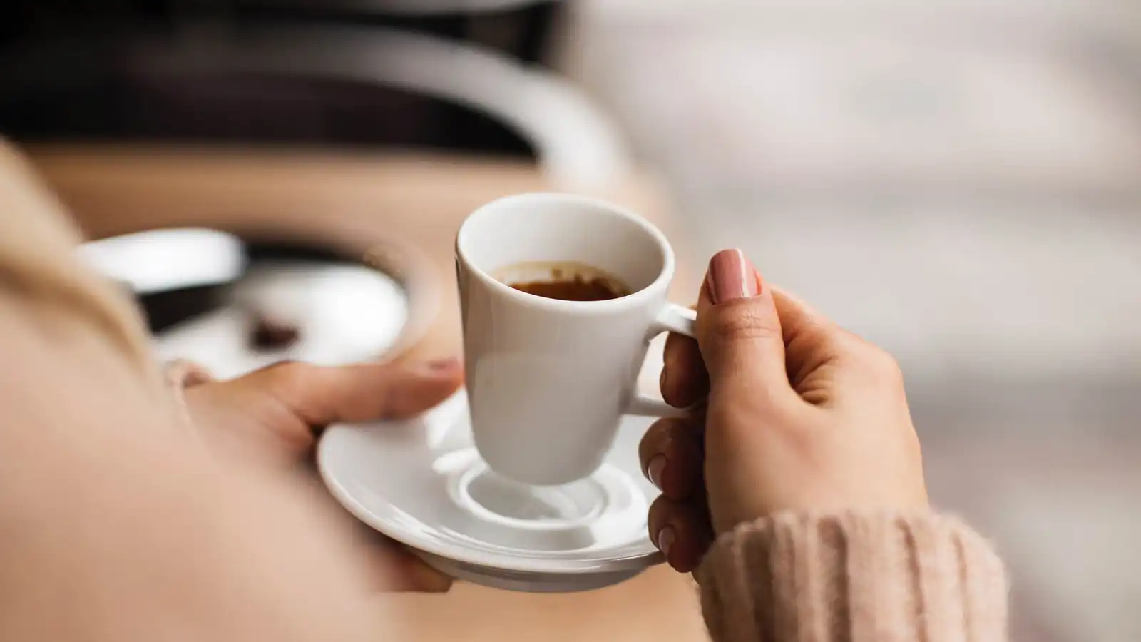 الشاي أم القهوة ..  أيهما يرتبط بكثافة أعلى لعظام النساء؟ 