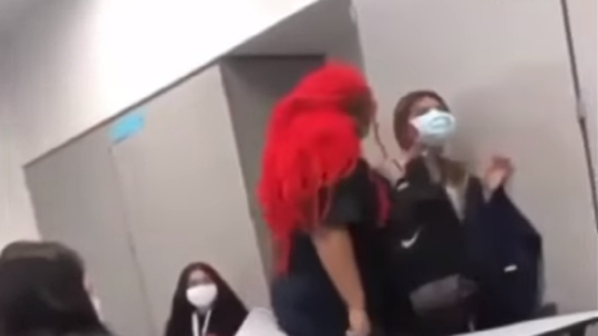 معلمة تخلع كمامتها عمدا وتتنفس في وجه تلميذة ..  فيديو