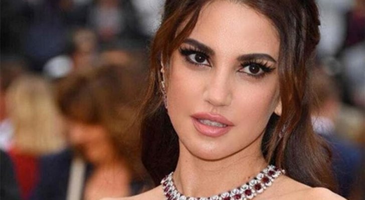 بالصورة  ..  إليكم سعر فستان درة الذي نال إعجاب الجمهور ..  ليس رخيصاً أبداً
