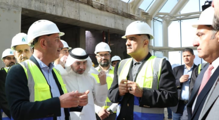 الخصاونة ينتقد التباطؤ في إنجاز مشروع أبراج السادس