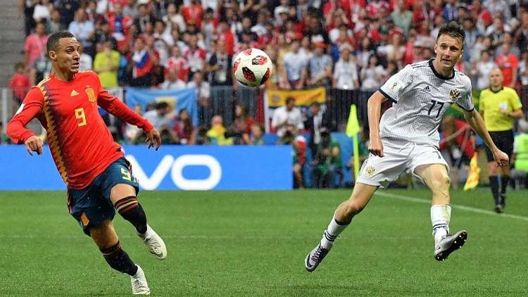 عملاق أوروبي آخر يدخل دائرة الصراع على ضم نجم منتخب روسيا بمونديال 2018