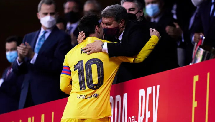 رئيس برشلونة يغلق الباب أمام ميسي: خيار العودة "غير واقعي"