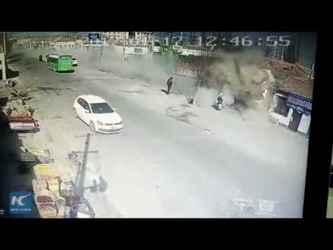 بالفيديو ..  شاحنة "مجنونة" تقتلع منزلا في الصين 