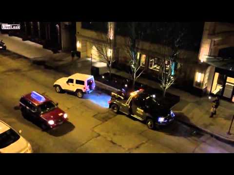 بالفيديو  ..  سائق سيارة جيب يهرب من شاحنة سحب في شيكاغو