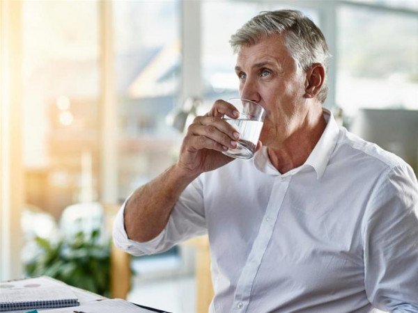احذر الإفراط في شرب الماء قد يصيبك بهذا المرض   