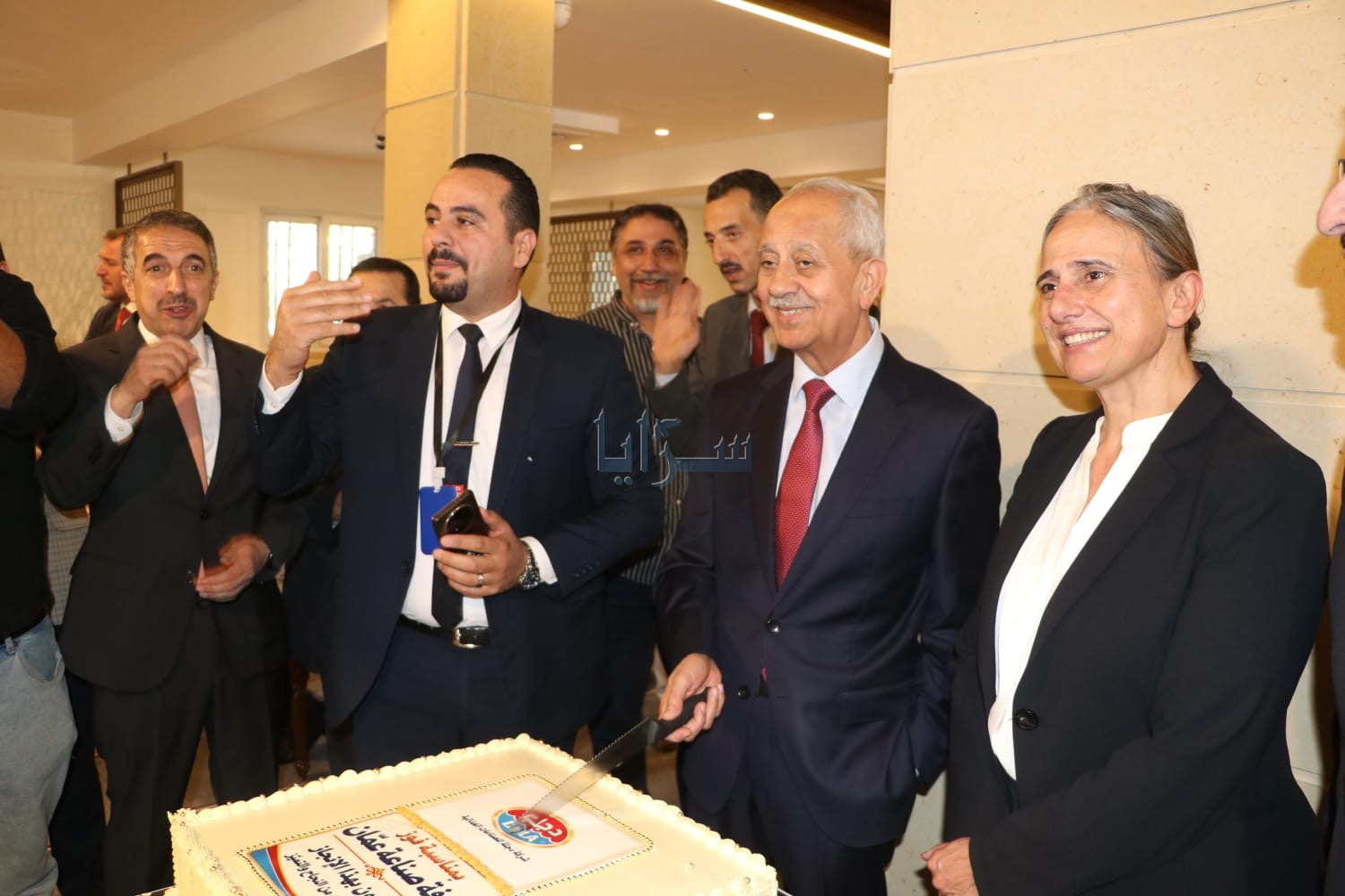 رئيس واعضاء "صناعة عمان" وممثلو القطاعات الصناعية يستقبلون المهنئين
