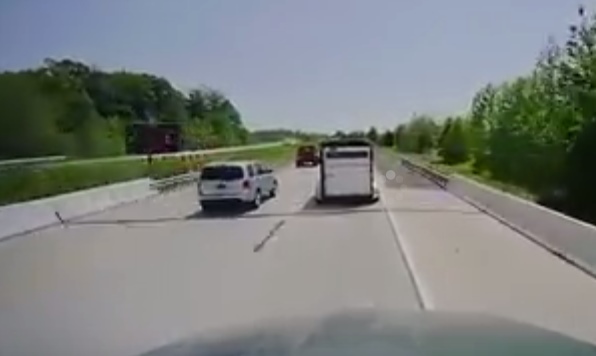 بالفيديو  ..  لحظة تصادم 5 سيارات ومقتل أحد السائقين