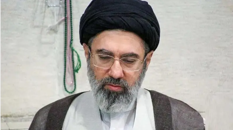 تفاصيل سرية حول اختيار مجتبى خامنئي ..  لاريجاني عارض اختياره