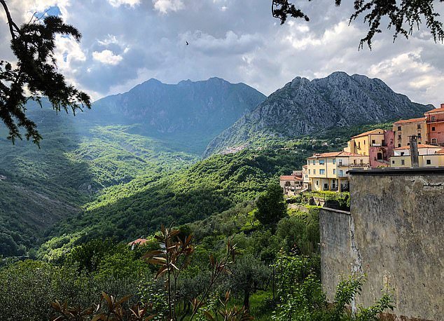قرية إيطالية تعرض 25 ألف يورو على الوافدين للإقامة فيها ..  تفاصيل 