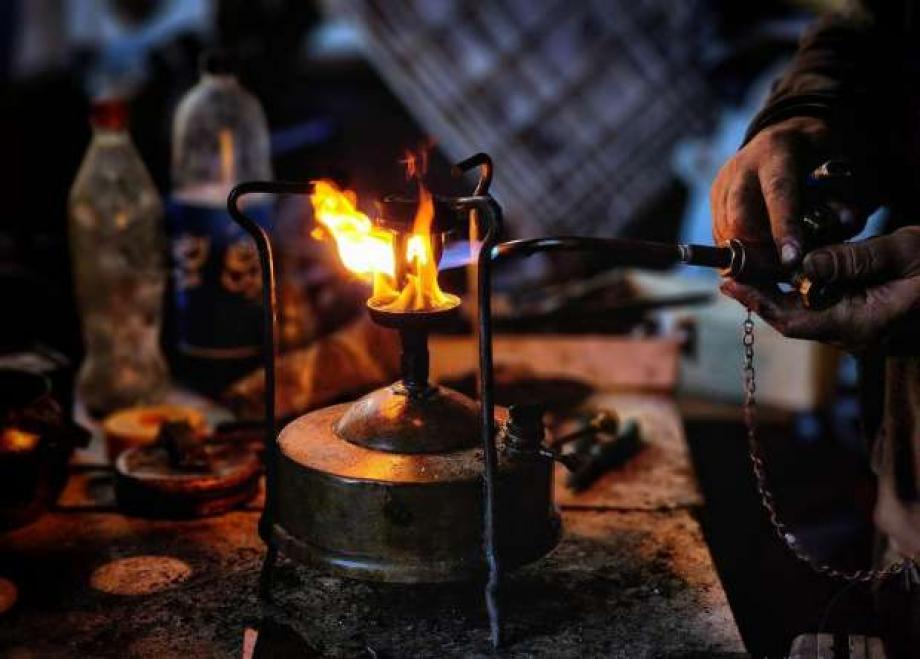 الشموع والبوابير تعود للواجهة في الأردن بعد غياب