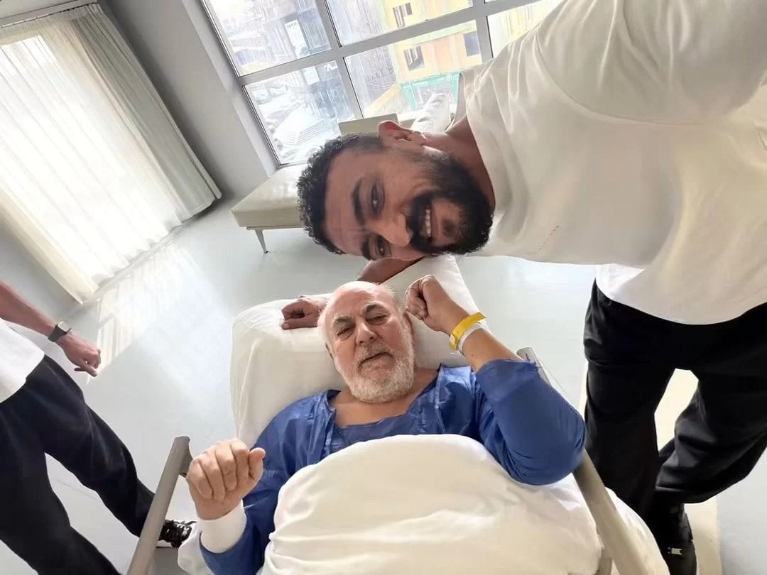 تعرض والد أحمد العوضي لأزمة صحية ونقله إلى المستشفى-صورة