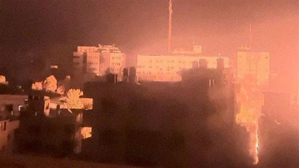  نشوب حريق على بوابة مجمع الشفاء الطبي والنازحون محاصرون داخل المبنى