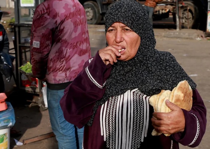 فرحة عجوز في غزة بالحصول على الخبز تثير صدمة بمواقع التواصل