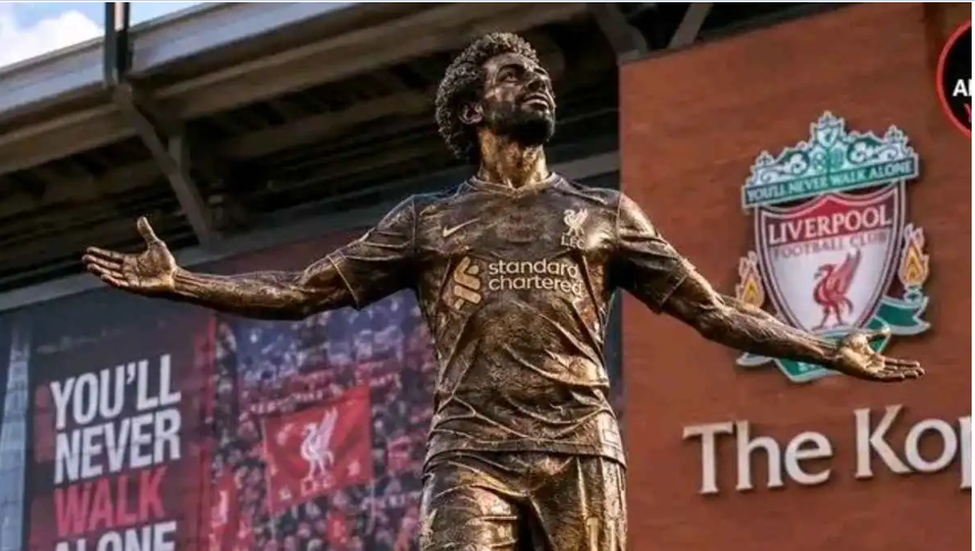 ما حقيقة بناء تمثال ذهبي لمحمد صلاح أمام ملعب أنفيلد؟