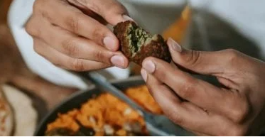 الأكل باليدين يجعلك أكثر سعادة ويخفف التوتر ..  لهذا السبب