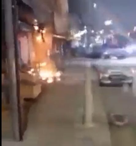 بالفيديو  ..  نجاة أحد أفراد الدفاع المدني من صعقة كهربائية أثناء اطفاء حريق شب بالعاصمة عمان 