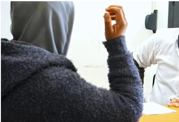  المريض خنقه حتى الإغماء ..  كيف نجا ممرض عربي من الموت؟