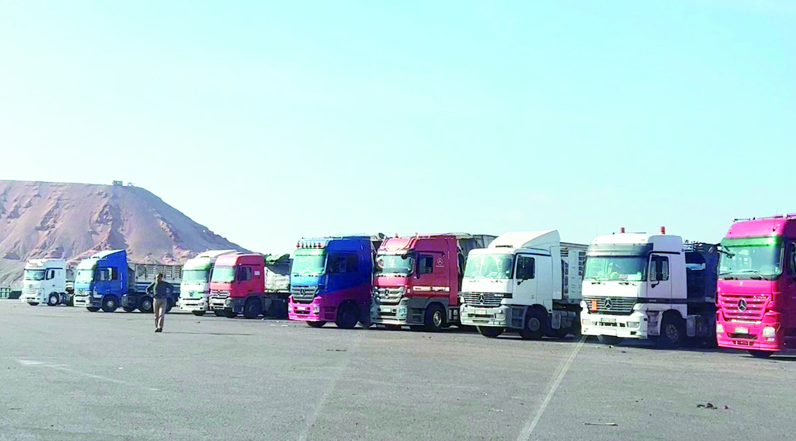 بالفيديو ..  سائقوا الشاحنات ينفذون اضرابا في مختلف محافظات المملكة